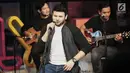 Penampilan Ridho Rhoma saat berkunjung ke kantor Kapanlagi Youniverse (KLY), Gondangdia,  Jakarta, Jumat (28/9). Dalam penampilannya Ridho Rhoma membawakan lagu-lagu hits nya seperti 'Hanya Dia', 'Menunggu', dan 'Cuma Kamu'. (Liputan6.com/Faizal Fanani)