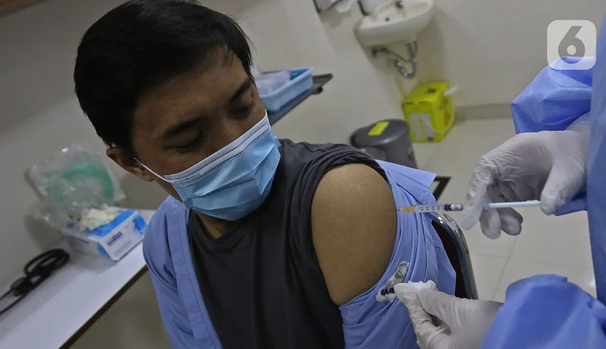 Petugas medis (kanan) menyuntikan vaksin ke seorang tenaga kesehatan (kiri) saat simulasi pemberian vaksin COVID-19 di RSIA Tambak, Jakarta, Rabu (13/10/2021). Simulasi tersebut digelar sebagai persiapan penyuntikan vaksinasi COVID-19. (Liputan6.com/Herman Zakharia)