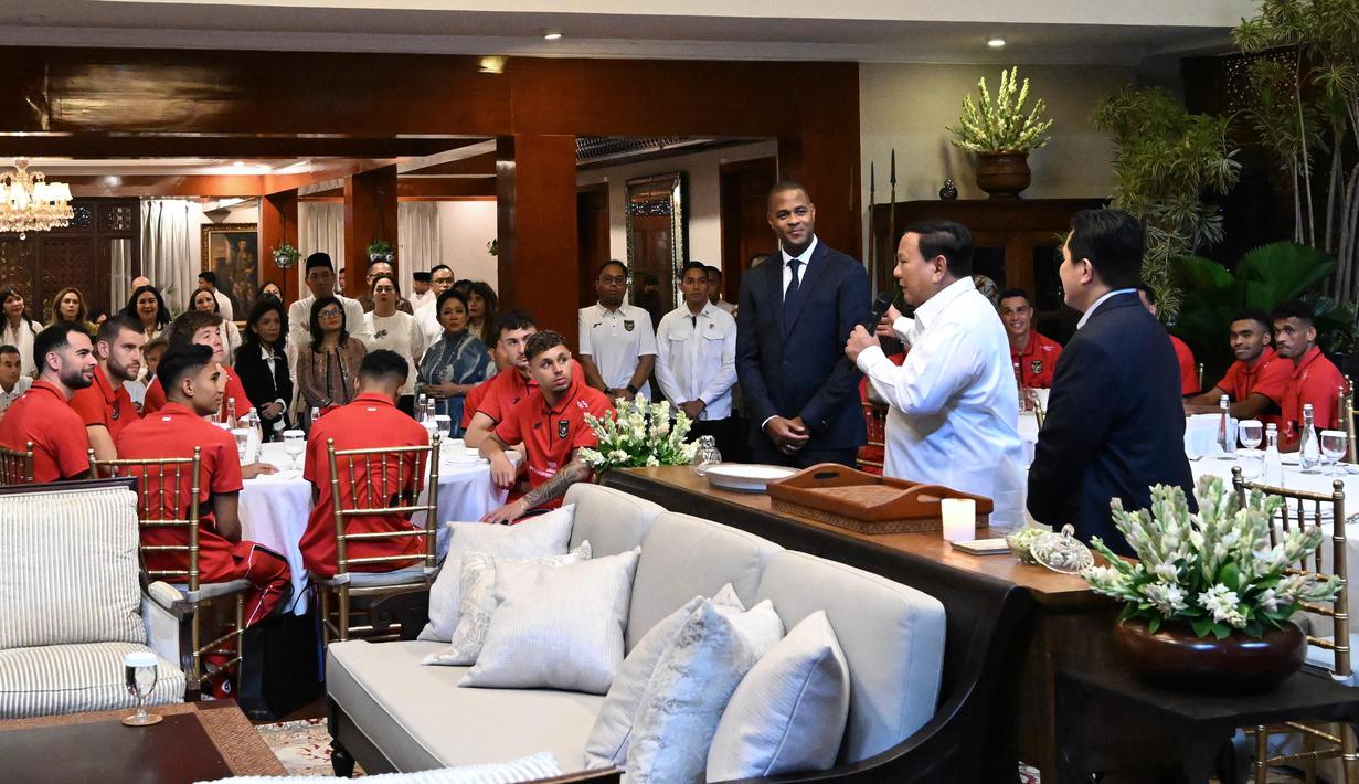 Kunjungan Timnas Indonesia ke kediaman Presiden Prabowo di Kartanegara, Jumat (06/06/2025). Acara ini merupakan bentuk apresiasi dari presiden untuk kemenangan Skuad Garuda atas China dalam laga putaran ketiga Kualifikasi Piala Dunia 2026. (Biro Pers Sekretariat Presiden/Cahyo)