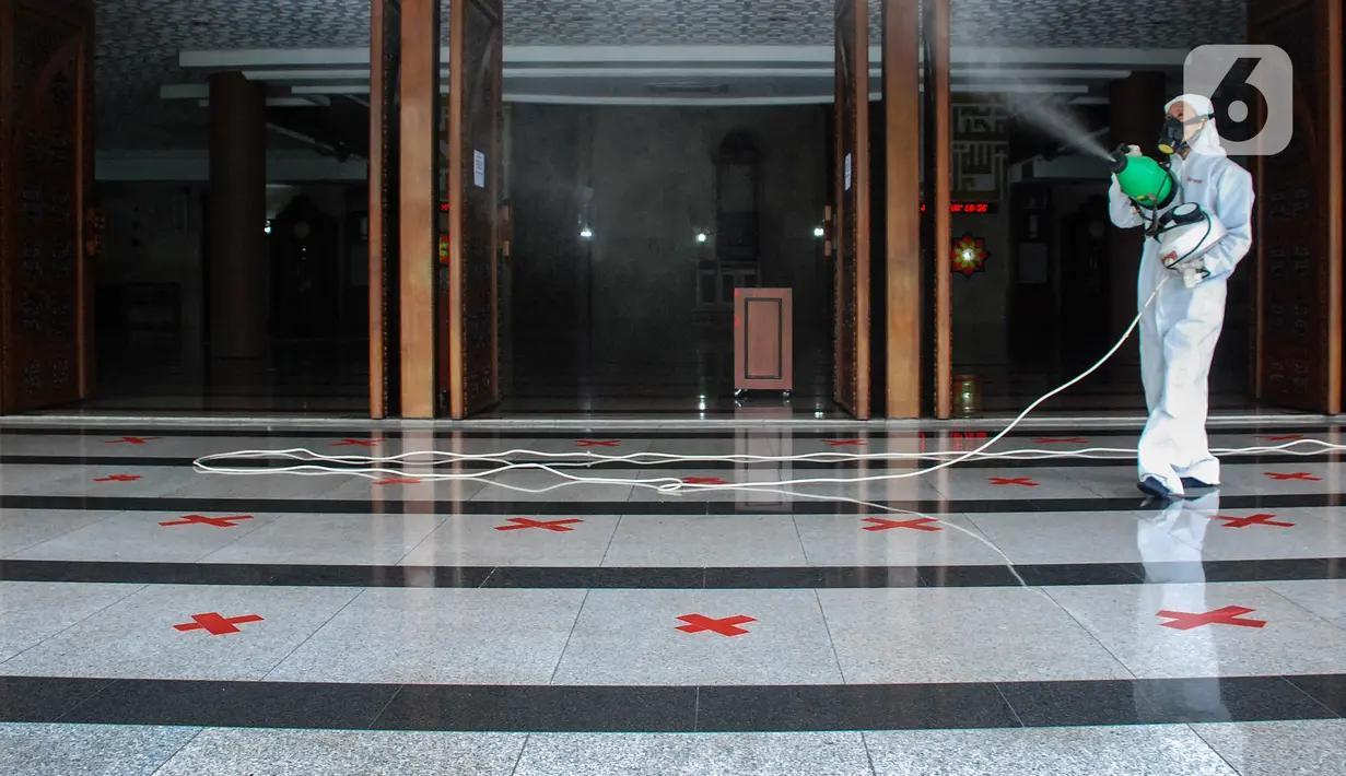 Petugas melakukan Penyemprotan Disinfektan di Masjid Baiturrahman Kompleks Parlemen, Senayan, Jakarta, Kamis (22/10/2020). Mulai hari ini Gedung DPR RI akan ditutup selama dua hari ke depan. (Liputan6.com/Johan Tallo)