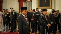 Ignasius Jonan dan Arcandra Tahar dilantik menjadi Menteri ESDM dan Wakil Menteri ESDM di Istana Negara, Jakarta, Jumat (14/10). (Liputan6.com/Faizal Fanani)
