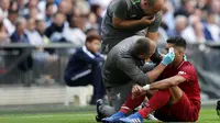 Penyerang Liverpool, Roberto Firmino, mengalami cedera mata saat timnya menang 2-1 atas Tottenham Hotspur pada laga pekan kelima Premier League, Sabtu (15/9/2018) malam WIB. (AP Photo/Tim Ireland)