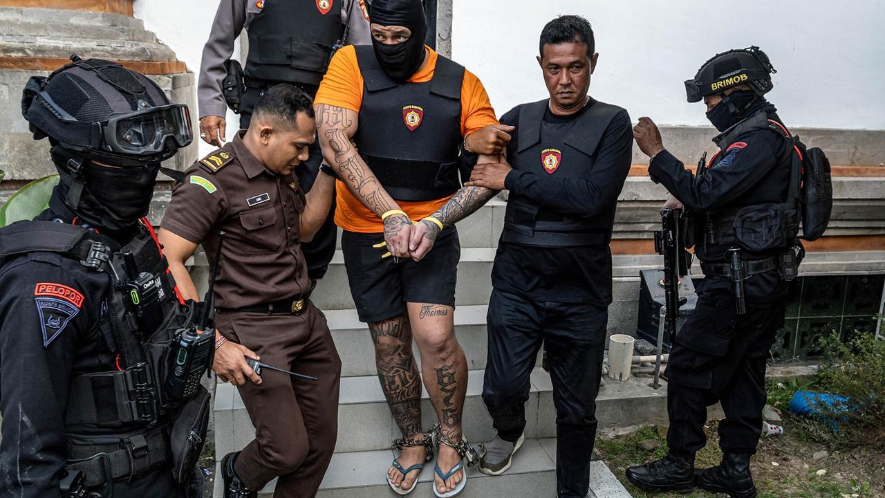 FOTO:  Momen Tiga WN Australia Digiring dengan Kaki Dirantai Saat Diserahkan ke Kejari Badung
