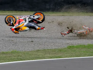 Pemegang pole position Grand Prix Argentina Marc Marquez jatuh ketika sedang memimpin balapan di putaran keempat, Minggu (9/4) Kecelakaan yang menimpa Marquez terjadi karena kesalahan sendiri. (AP Photo/ Natacha Pisarenko)