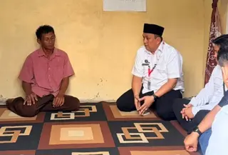 Kepala KPPG Bandar Lampung saat mendatangi rumah duka mewakili Badan Gizi Nasional dan jajaran KPPG. (Liputan6.com/Istimewa).