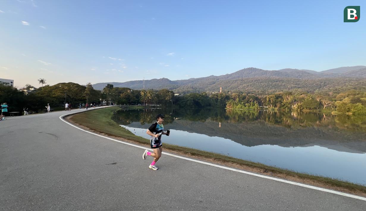 Suasana tenang di sekitar Danau Angkaew membuat lokasi ini menjadi favorit warga untuk berolahraga. (Bola.com/Bagaskara Lazuardi)