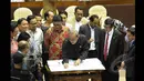 Ketua Komisi II DPR-RI Rambe Kamaru Saman menandatangani Perppu Pilkada dalam rapat kerja bersama Menkumham Yasonna dan Mendagri Tjahjo Kumolo di Gedung Nusantara, Kompleks Parlemen Senayan, Jakarta, Senin (19/1/2015). (Liputan6.com/Andrian M Tunay)