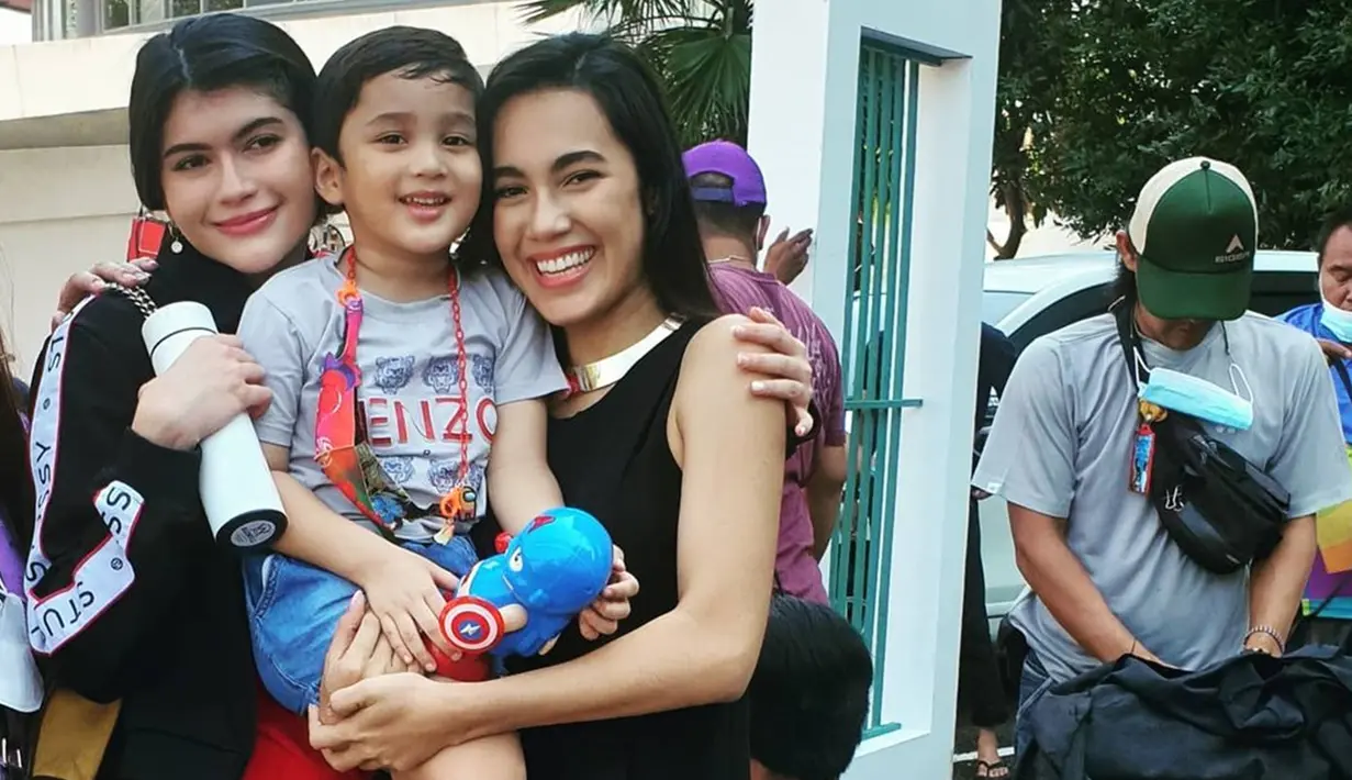 Raih penghargaan di usia 5 tahun, Darren Ronaldy akan menjadi artis besar nantinya. Perjalanan yang ditempuhnya masih panjang dan bikin penggemar semakin tak sabar melihat karya Darren Ronaldy nantinya. Tak sedikit artis senior yang merasa gemas dengan artis cilik berusia 5 tahun itu saat akting bareng dalam satu judul sinetron. (Liputan6.com/IG/@darrenronaldy_real)