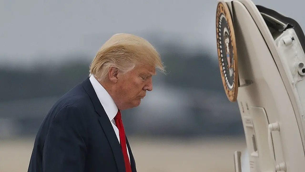 Belum genap satu tahun menjabat, Presiden Donald Trump telah ditinggal sejumlah pendukungnya 