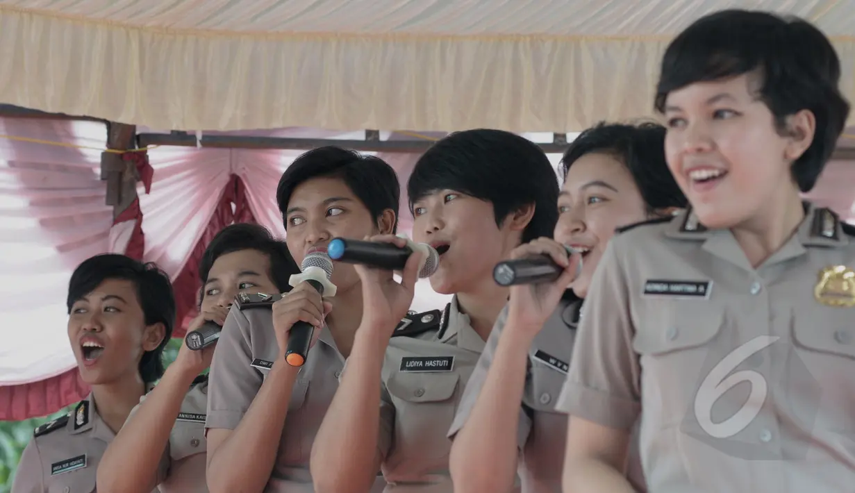 Polisi Wanita (POLWAN) dari Polres Kepulauan Seribu turut memeriahkan acara "Tidung Festival 2015" yang digelar di Pulau Tidung, Kepulauan Seribu, Jakarta, Sabtu (7/3/2015). (Liputan6.com/Andrian M Tunay)