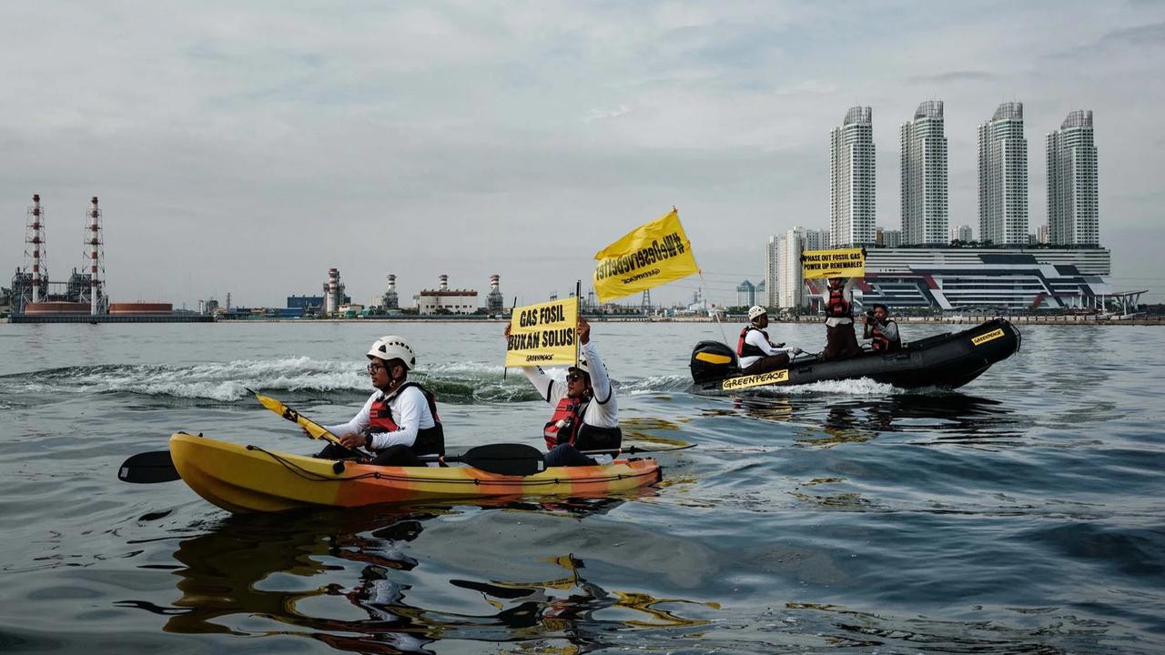 FOTO: Aksi Aktivis  Greenpeace di PLTU Muara Karang Soroti Arah Kebijakan Energi Indonesia