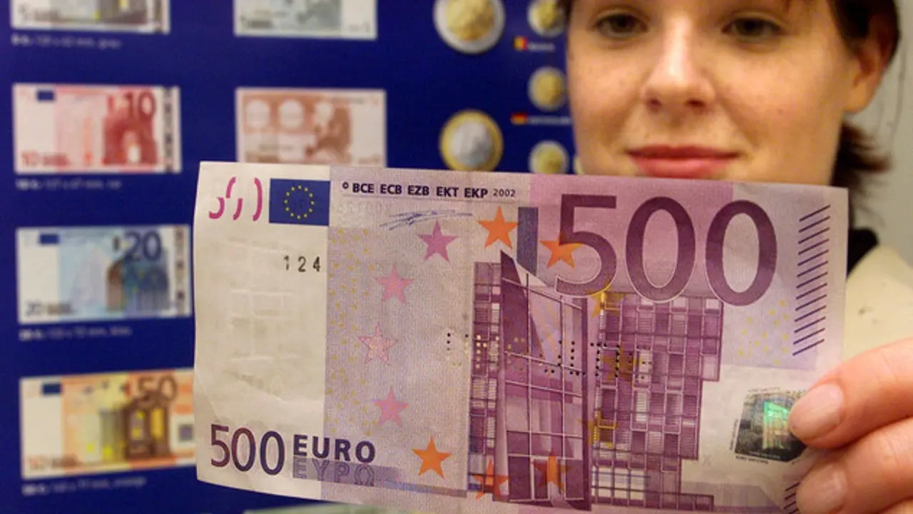 Uang pecahan 500 euro. (AP)