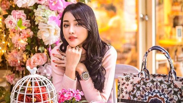 Jadi Sorotan, Ini 7 Gaya Pramugari Siwi Widi dengan Koleksi Tas Mewahnya