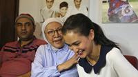 Ratna Sarumpaet (tengah) didampingi putrinya Atiqah Hasiholan (kanan) memberi keterangan di kediamannya usai dinyatakan bebas dari hukuman pidana kasus penyebaran berita bohong atau hoaks, Jakarta, Kamis (26/12/2019). Sebelumnya, Ratna divonis hukuman 2 tahun penjara. (Liputan6.com/Herman Zakharia)