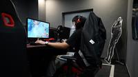 Seorang pria bermain game komputer di sebuah kafe internet di Beijing, China, Jumat (10/9/2021). Tidak semua orang menyetujui pembatasan bermain game online di China. (GREG BAKER/AFP)