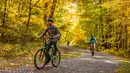 Sejumlah pesepeda menikmati keindahan dedaunan musim gugur di Island Lake Recreation Center di Livingston County, Michigan, Amerika Serikat, pada 11 Oktober 2020. (Xinhua/Joel Lerner)