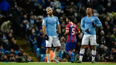Ekspresi pemain Manchester City Sergio Aguero (kiri) dan Gabriel Jesus setelah rekan mereka Fernandinho mencetak gol bunuh diri saat menghadapi Crystal Palace pada pertandingan Liga Inggris di Etihad Stadium, Manchester, Inggris, Sabtu (18/1/2020). Laga berakhir 2-2. (AP Photo/Rui Vieira)