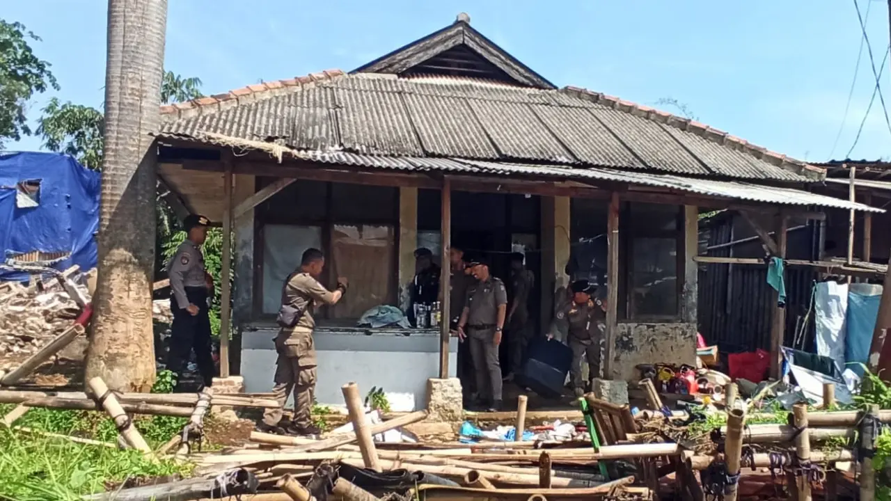 Satpol PP Kota Depok saat menertibkan bangunan di lahan bekas RPH milik Pemerintah Kota Depok.