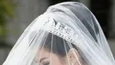 Pengantin wanita yang berbahagia hari ini terlihat cantik dalam tudung pengantin putihnya. Meski tak dapat dipungkiri Chelsea Olivia merasa gugup di hari pernikahannya. (via instagram/@e_lintang)