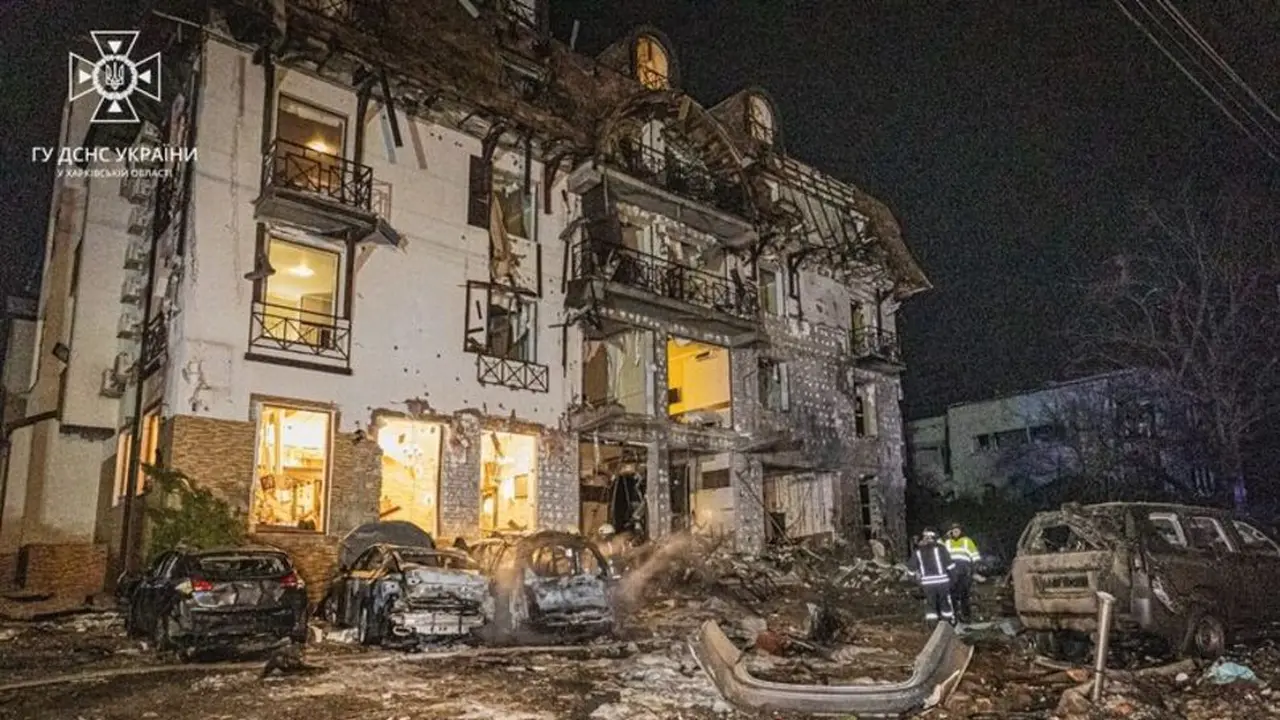 Tim penyelamat berdiri di lokasi pasca serangan rudal Rusia di sebuah hotel di Kharkiv, Ukraina, dalam gambar yang dirilis 11 Januari 2024.  (State Emergency Service of Ukraine)