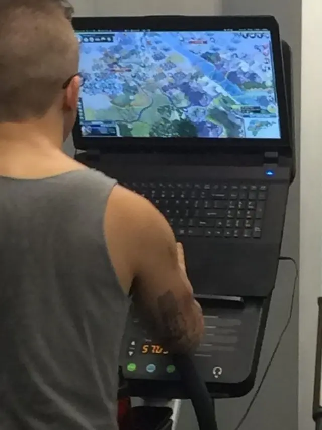 5 Potret Aksi Multitasking Saat Main Game Ini Kocak