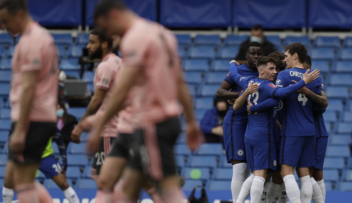 Para pemain Chelsea merayakan gol pertama ke gawang Sheffield United lewat gol bunuh diri gelandang Oliver Norwood dalam laga perempatfinal Piala FA 2020/2021 di Stamford Bridge, London, Minggu (21/3/2021). Chelsea menang 2-0 atas Sheffield United. (AP/Kirsty Wigglesworth)