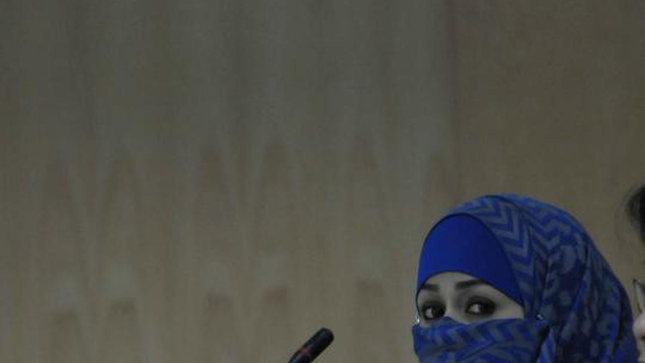 Ekspresi Neneng saat jalani sidang di Pengadilan Tipikor