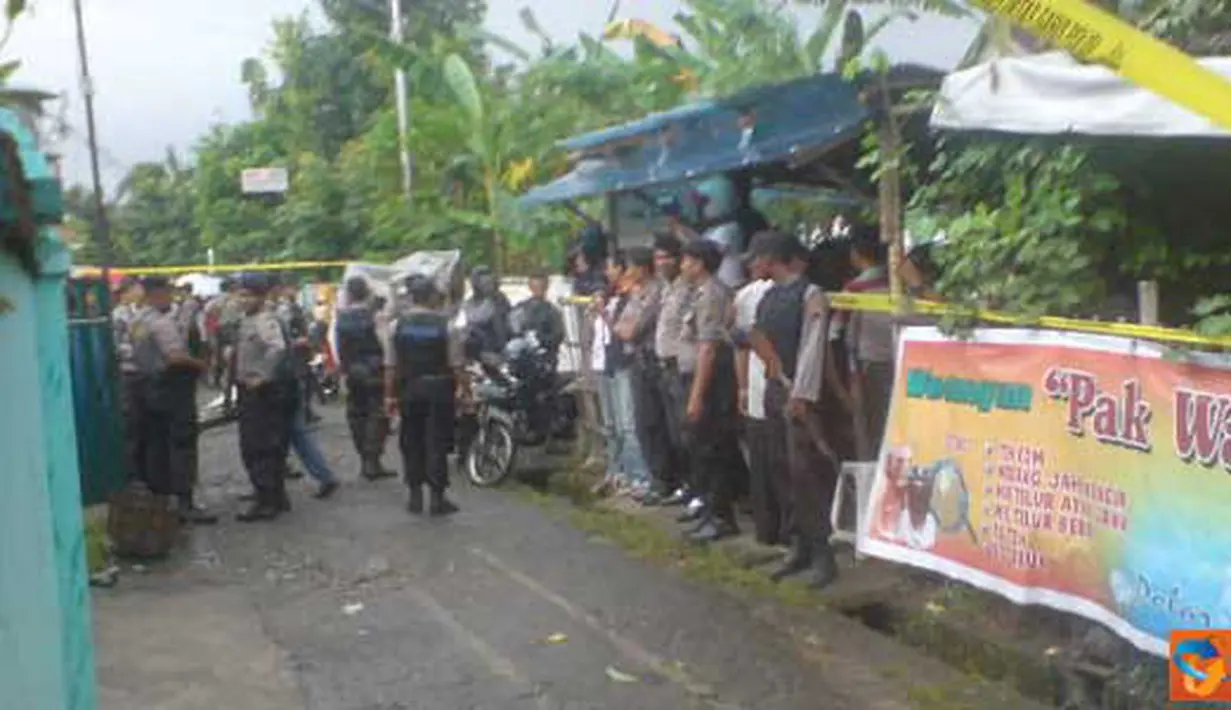 Citizen6, Serengan: Polisi berjaga di depan rumah terduga teroris 'SQ' di Serengan, Solo. Sedangkan Densus 88 menggeledah di dalam rumah. (Pengirim: Dony Alfan) 