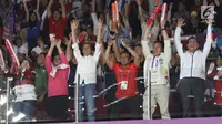 Presiden Jokowi dan Ibu Iriana bersama sejumlah menteri saat menyaksikan Final Bulutangkis Beregu Putra Asian Games 2018 antara Indonesia melawan China di Jakarta, Rabu (22/8). (Liputan6.com/Helmi Fithriansyah)