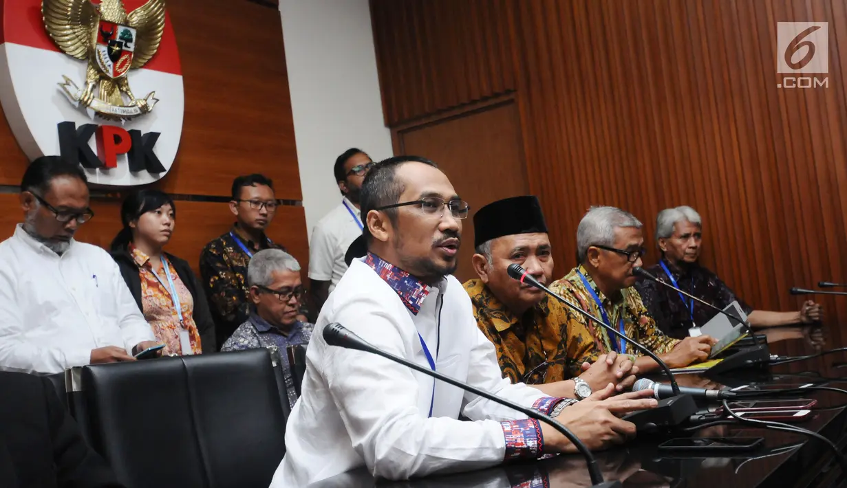 Mantan Ketua KPK, Abraham Samad (kiri) memberi keterangan usai pertemuan dengan pimpinan KPK di Gedung KPK, Jakarta, Selasa (31/10). Pertemuan membahas perkembangan kasus penyerangan penyidik KPK, Novel Baswedan. (Liputan6.com/Helmi Fithriansyah)