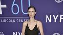 Rooney Mara berpose saat menghadiri pemutaran perdana "Women Talking" selama Festival Film New York ke-60 di Alice Tully Hall di New York pada Senin, 10 Oktober 2022. Gaunnya memiliki garis leher berpotongan rendah yang berakhir di tengah dadanya. (Photo by Evan Agostini/Invision/AP)