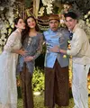 Alyssa Daguise dan Al Ghazali tak pernah absen di acara penting Aaliyah Massaid dan Thariq Halilintar. Alyssa pun tampil anggun mengenakan dress lace putih serasi dengan warna sandal Chanelnya. Alyssa pun tampil dengan makeup flawless mengaplikaskan blush coral. [@alyssadaguise]
