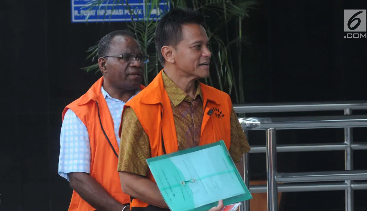Preskom PT Mugi Rekso Abadi Soetikno Soedarjo (kanan) dan mantan Kadis PU Papua Mikael Kambuaya (kiri) tiba di Gedung KPK, Jakarta, Rabu (2/10/2019). Soetikno dan Kambuaya diperiksa terkait dugaan suap pengadaan mesin pesawat Garuda Indonesia dan korupsi proyek di Jayapura. (merdeka.com/Dwi Narwoko)