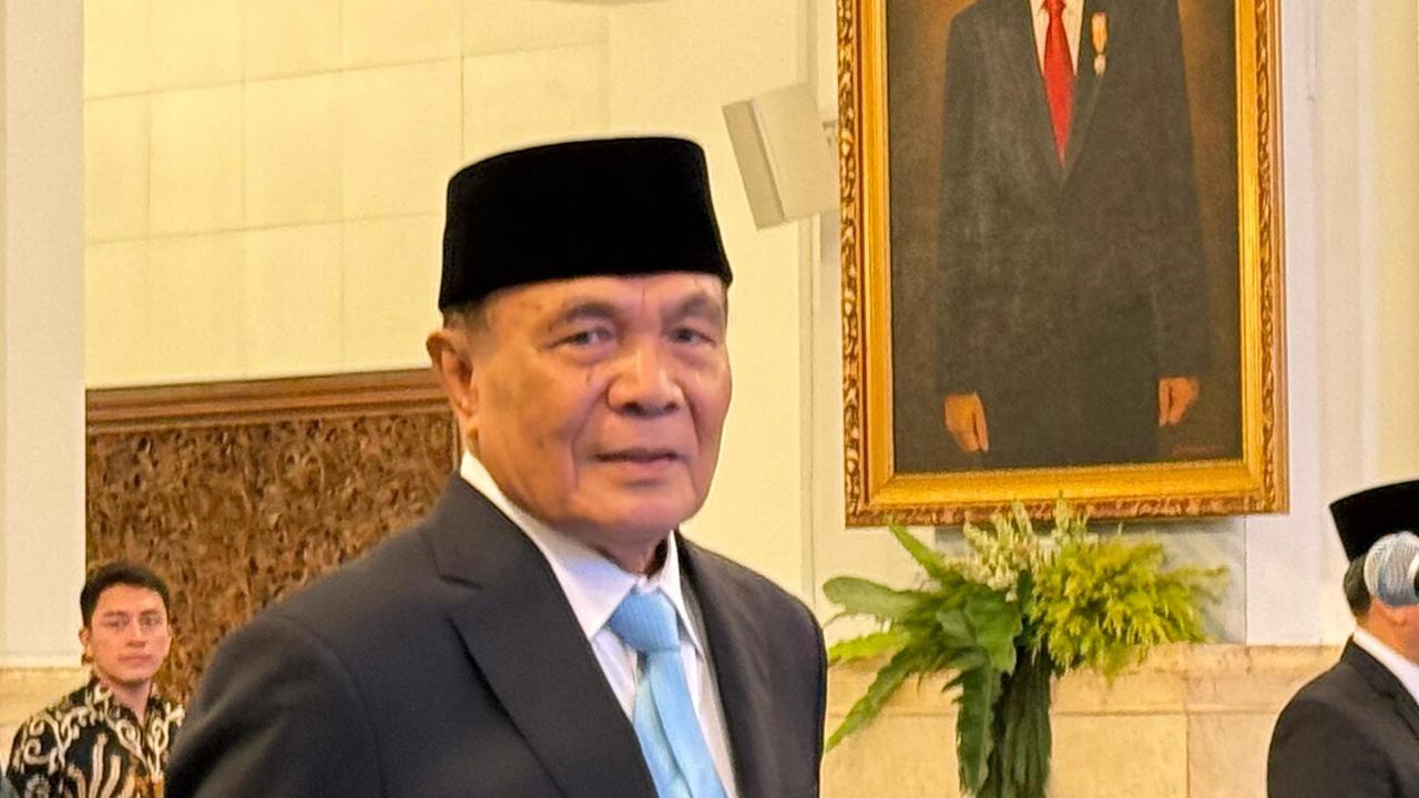 Presiden Prabowo Subianto resmi melantik Letjen (Purn) Djamari Chaniago sebagai Menteri Koordinator Bidang Politik dan Keamanan (Menko Polkam), Rabu (17/8/2025) hari ini.