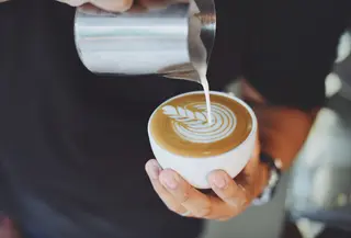 Bulan Oktober menjadi momen spesial bagi para pencinta kopi di seluruh dunia. Tak terkecuali bagi Starbucks Indonesia yang kembali menghadirkan perayaan penuh semangat untuk menyambut Bulan Kopi Internasional 2025. (foto/dok: freepik/chevanon)