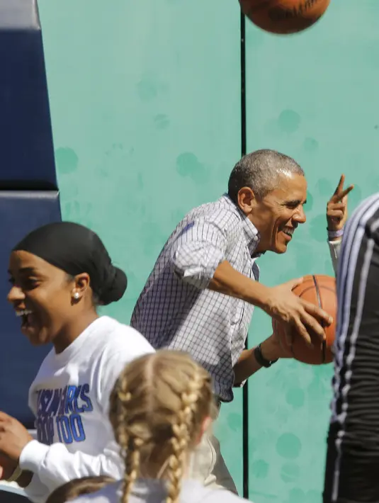 Presiden AS Barack Obama bereaksi saat sebuah bola basket mengenai tubuhnya  di perayaan Paskah Egg Roll di Gedung Putih,  Washington DC, Senin (6/4/2015). (Reuters/ Jonathan Ernst) 