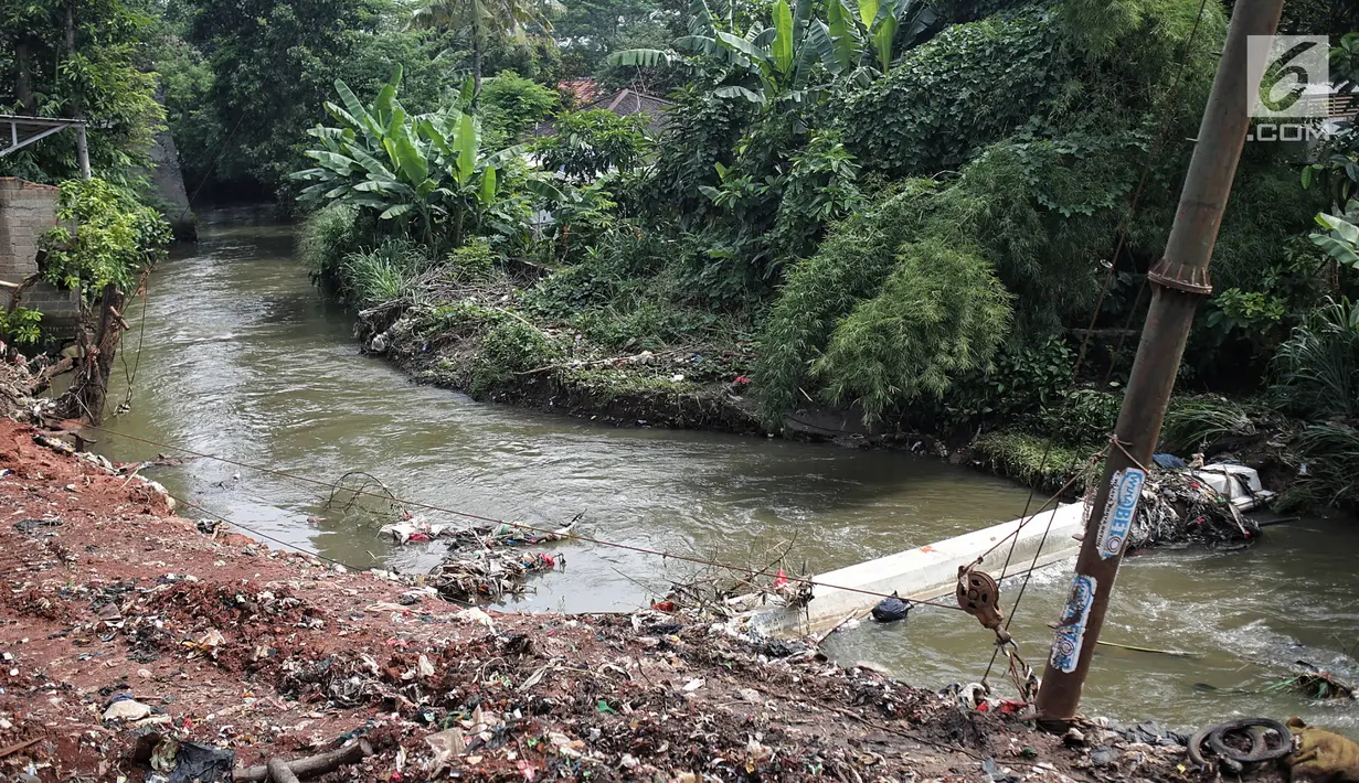 Suasana proyek tiang pancang turap aliran anak kali ciliwung yang terbengkalai di Jalan Gudang Air, Jakarta, Selasa (12/2).Pengerjaan yang tak kunjung selesai menyebabkan jalan hadidji dan sekitar kerap banjir jika hujan deras.(Liputan6.com/Faizal Fanani)