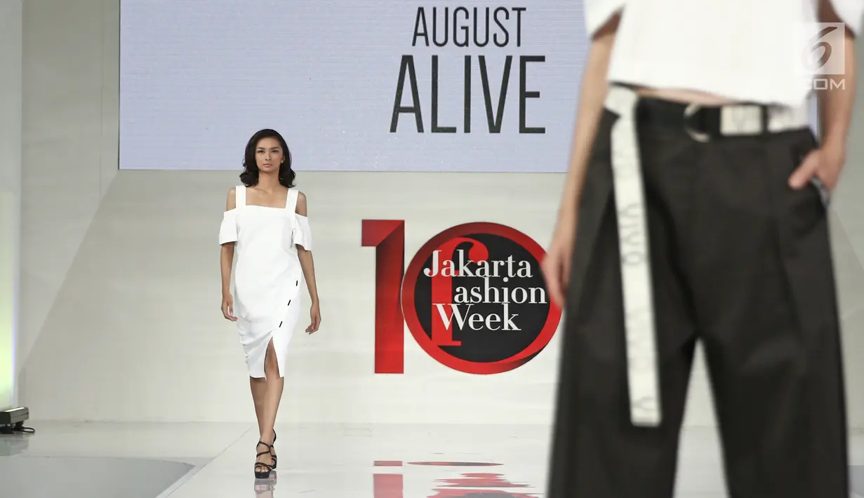 Model berjalan diatas catwalk membawakan rancangan Agust Alive di Jakarta Fashion Week (JFW) 2018 di Senayan City, Jakarta, Selasa (25/10). Agust Alive merupakan karya dari desainer Korea Selatan, Park Se-Jin. (Liputan6.com/Herman Zakharia)