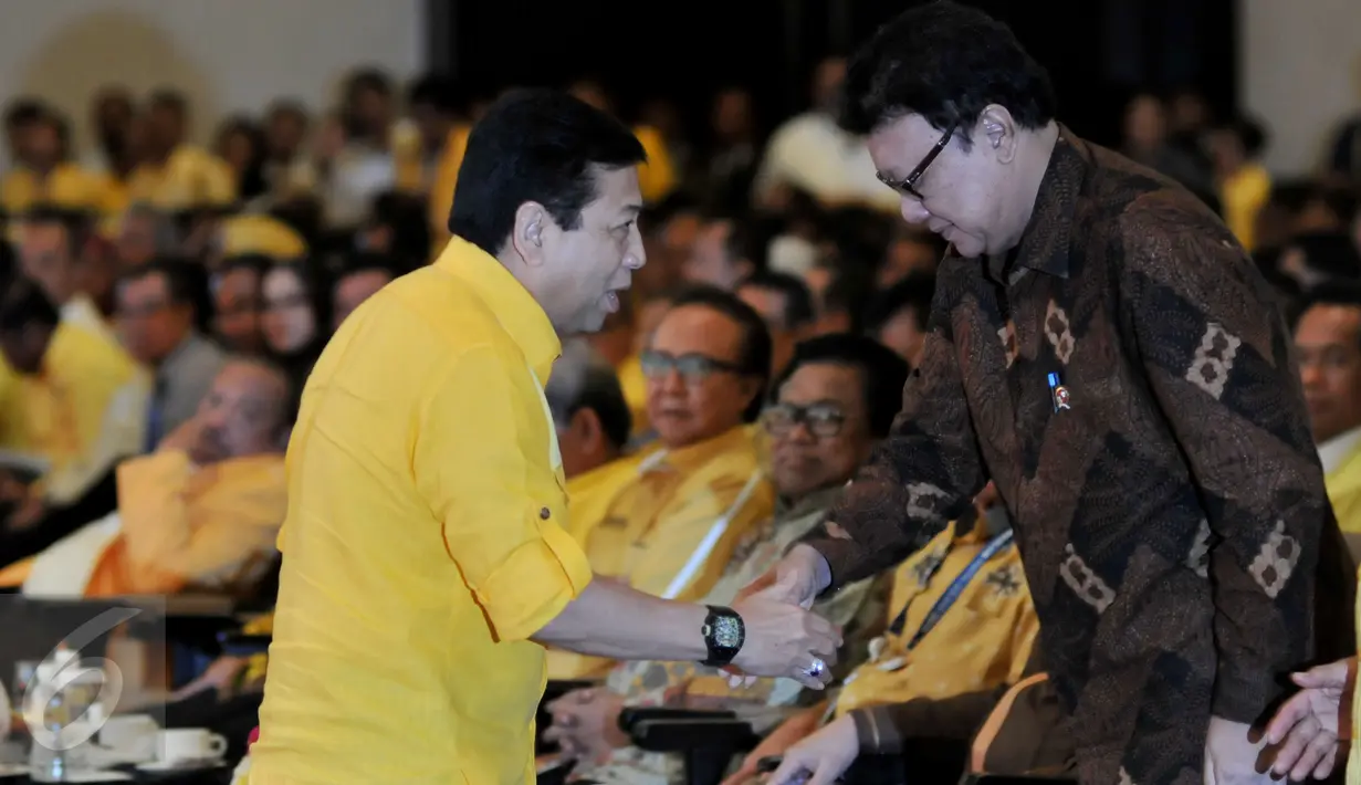 Menteri Dalam Negeri Tjahjo Kumolo (kanan) bersalaman dengan Ketua Umum Partai Golkar terpilih Setya Novanto  saat hadir dalam Penutupan Musyawarah Nasional Luar Biasa (Munaslub) di Nusa Dua, Bali (16/5). (Liputan6.com/Johan Tallo)