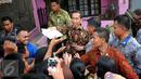 Presiden RI Joko Widodo membagikan buku tulis kepada warga di sekitar Lapangan Bedeng, Pisangan Baru, Jakarta, Selasa (8/9/2015). Kedatangan Presiden Jokowi untuk memberikan sejumlah paket sembako dan buku kepada warga. (Liputan6.com/Helmi Fithriansyah)