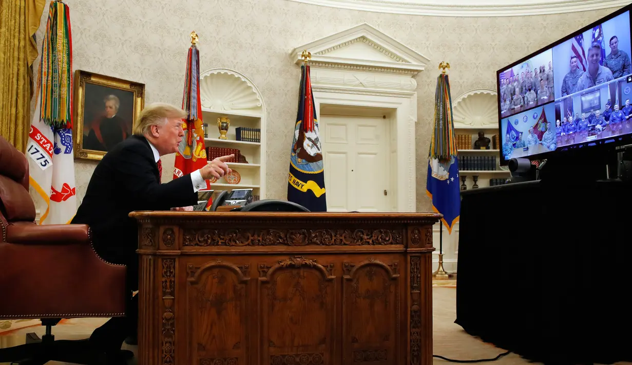 Presiden AS Donald Trump berbicara dengan prajurit militer melalui konferensi video di Gedung Putih, Selasa (25/12). Trump mengucapkan selamat Natal kepada para prajurit. (AP Photo/Jacquelyn Martin)