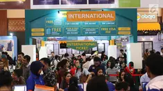 Pengunjung mencari info pemesanan tiket pada pameran Garuda Indonesia Travel Fair (GATF) 2018 Phase II di Jakarta Convention Centre, Senayan, Jumat (5/10). GATF 2018 Phase II dibuka mulai hari ini hingga 7 Oktober mendatang. (Liputan6.com/Angga Yuniar)