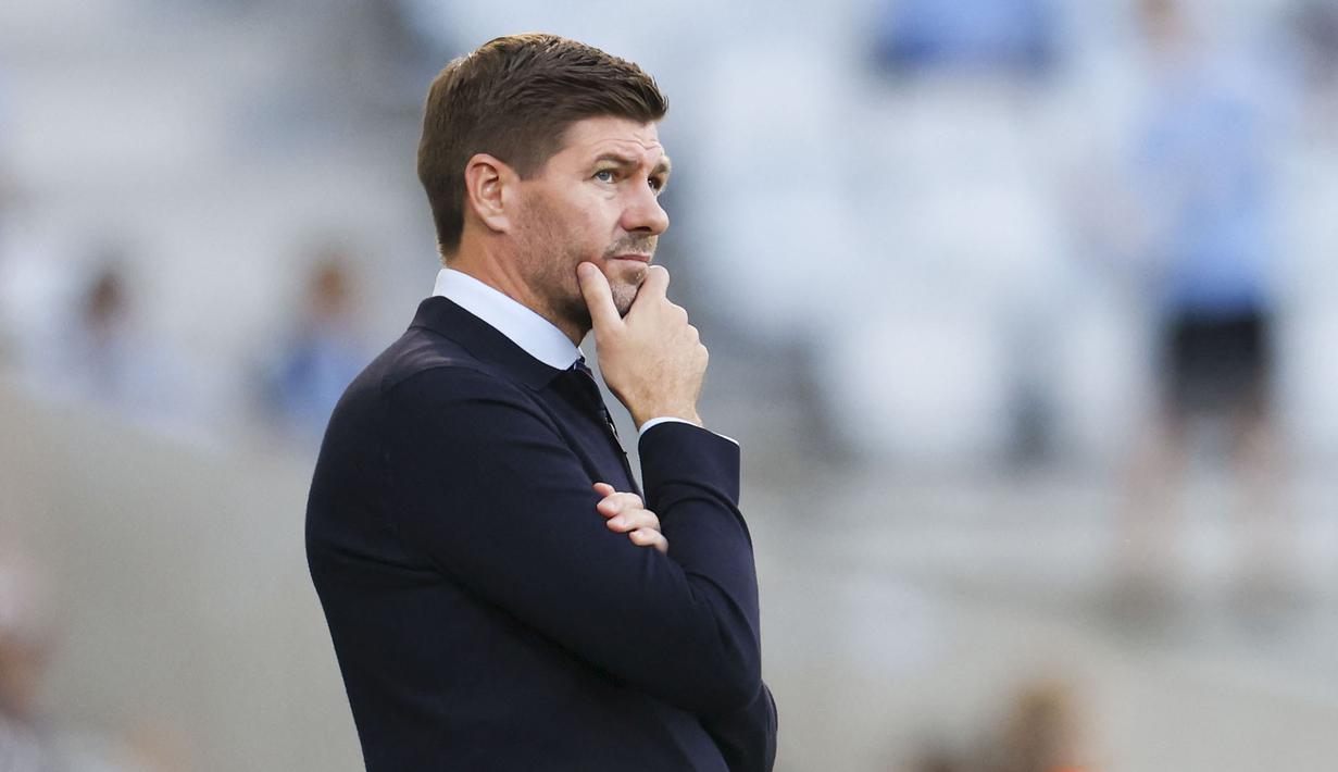 Steven Gerrard akhirnya kembali lagi ke Liga Inggris namun bukan menjadi pemain lagi melainkan sebagai pelatih kepala. Ia ditunjuk untuk menukangi Aston Villa usai mampu mengantar Glasgow Rangers menjuarai Liga Skotlandia dengan status tak terkalahkan pada musim lalu. (AFP/TT News/Andreas Hillergen)