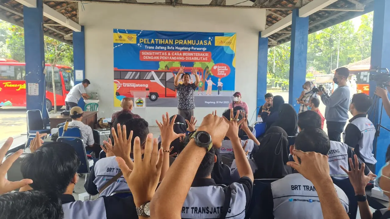 Puluhan Karyawan Trans Jateng Antusias Belajar Bahasa Isyarat. Foto: jatengprov.go.id