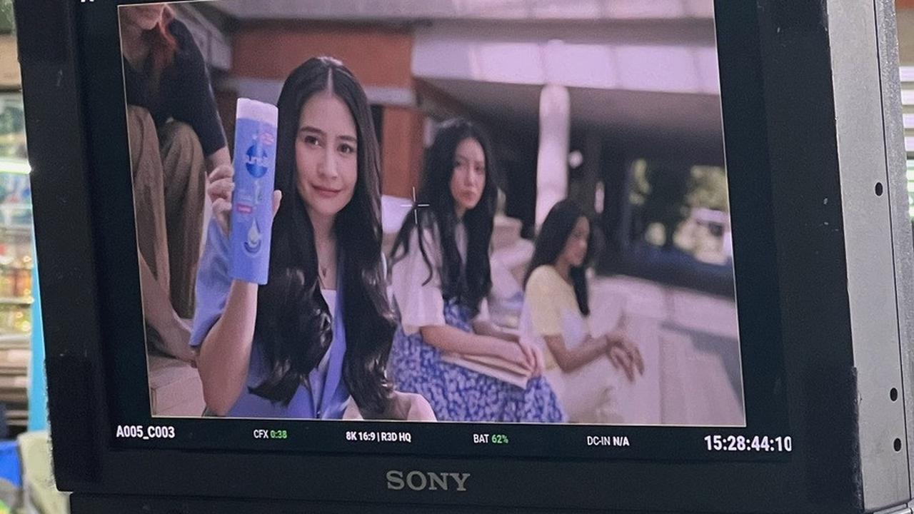 Penampilan Prilly Saat Syuting Iklan Terbarunya