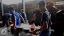 Pekerja membawa dodol yang telah dicetak di industri rumah kawasan Pasar Minggu, Jakarta, Kamis (23/6). Harga Dodol Betawi rasa ketan putih dan ketan item dijual mulai dari harga Rp50 ribu per besek.  (Liputan6.com/Gempur M Surya)
