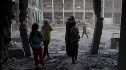 Sebuah serangan udara Israel menghantam sekolah Fatima Bint Asad, yang merupakan rumah bagi lebih dari 2.000 pengungsi di kota Jabalia, Jalur Gaza utara pada Minggu (11/5/2025) malam waktu setempat. (Bashar TALEB/AFP)