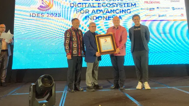 CFO Vidio William Djumadi mewakili CEO Vidio Sutanto Hartono menerima penghargaan sebagai best digital innovation dalam ajang Indonesia Digital Ecosystem Summit (IDES) 2023. (Merdeka.com)