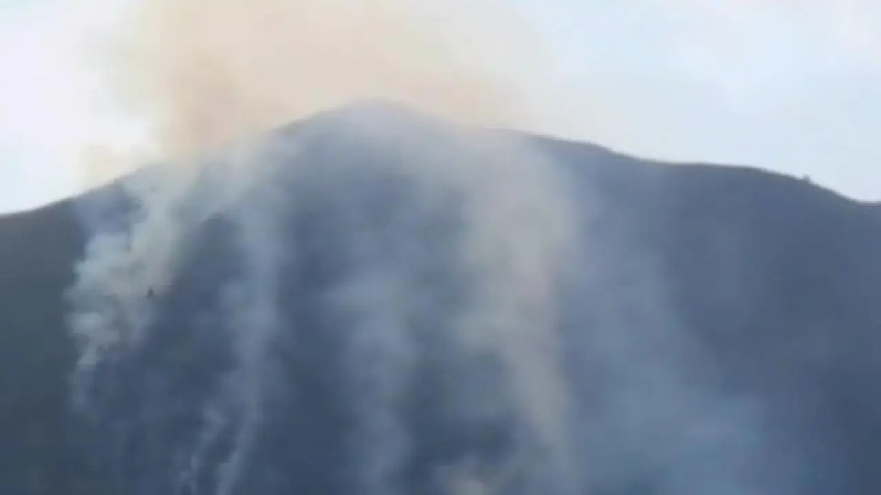 Gunung Dampingan Merbabu Terbakar, Petugas Tak Kunjung Tiba