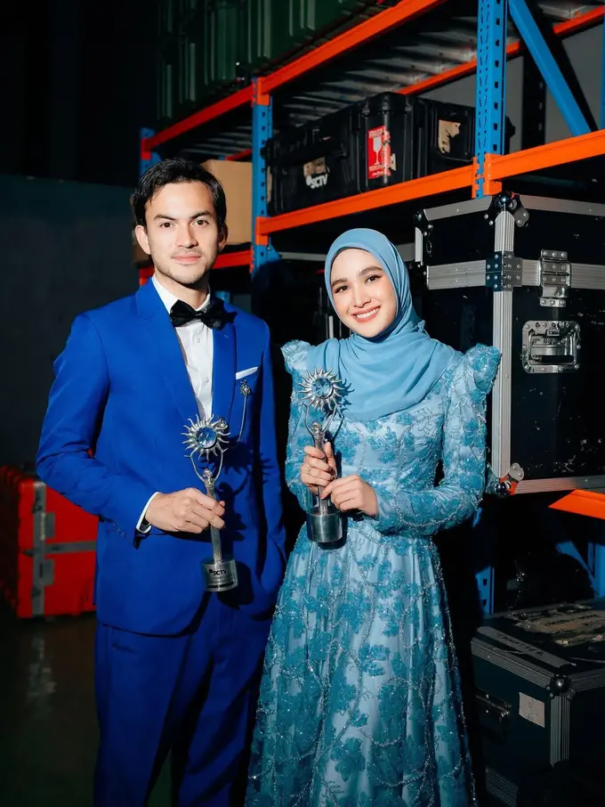 Gaya Serasi Serba Biru Cut Syifa dan Rizky Nazar, Raih Penghargaan 'Pasangan Karakter Sinetron Paling Ngetop'